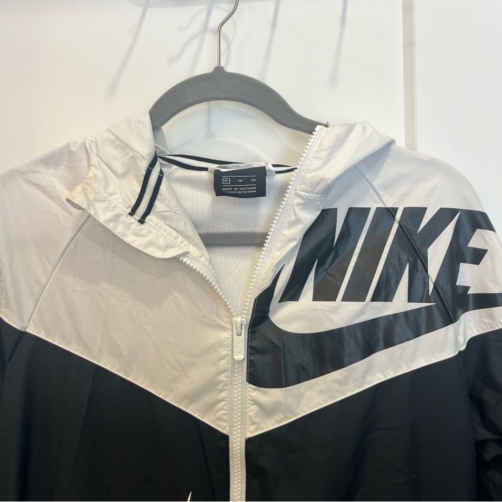 Nike Woman’s Hooded Windbreaker Jacket Colorblock Windrunner Size XL Black White - Picture 2 of 11